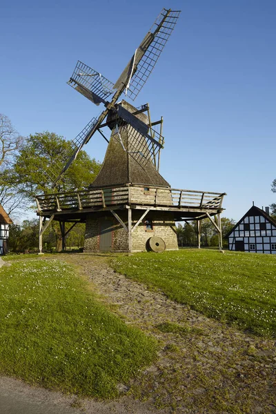 Naturskön Utsikt Över Landskapet Med Väderkvarnsbyggnad — Stockfoto