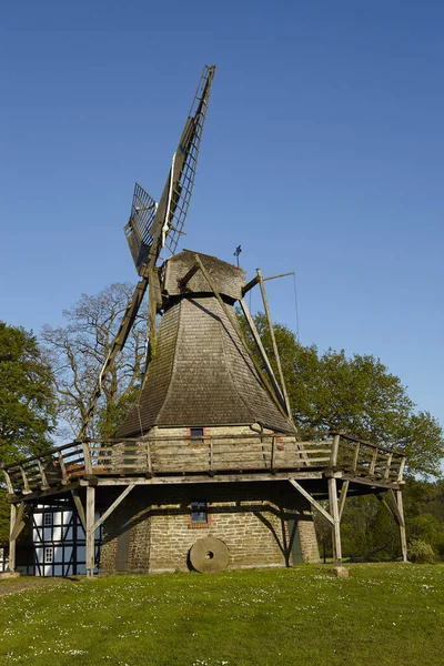 Naturskön Utsikt Över Landskapet Med Väderkvarnsbyggnad — Stockfoto