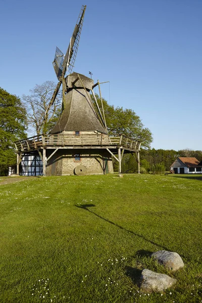 Naturskön Utsikt Över Landskapet Med Väderkvarnsbyggnad — Stockfoto