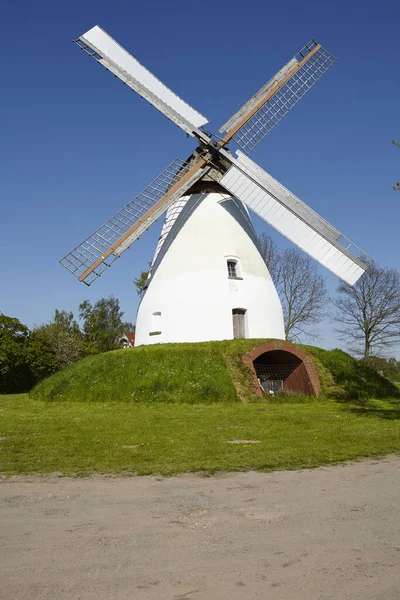 Naturskön Utsikt Över Landskapet Med Väderkvarnsbyggnad — Stockfoto