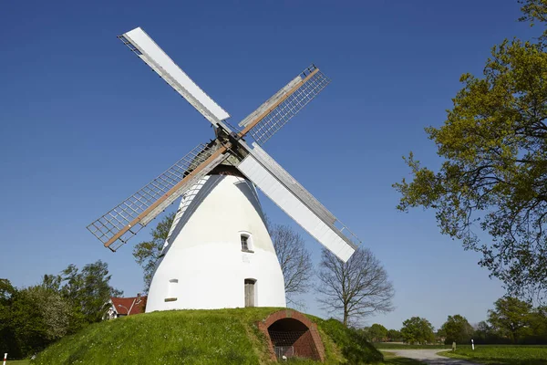 Naturskön Utsikt Över Landskapet Med Väderkvarnsbyggnad — Stockfoto