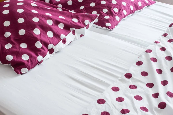 Sprei Selimut Dan Bantal Dengan Titik Polka Dalam Warna Ungu — Stok Foto