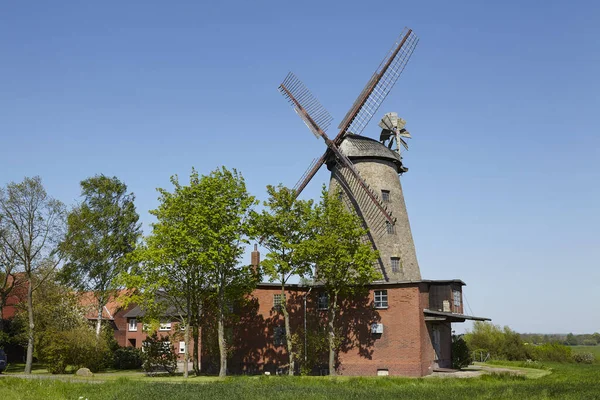 Naturskön Utsikt Över Landskapet Med Väderkvarnsbyggnad — Stockfoto