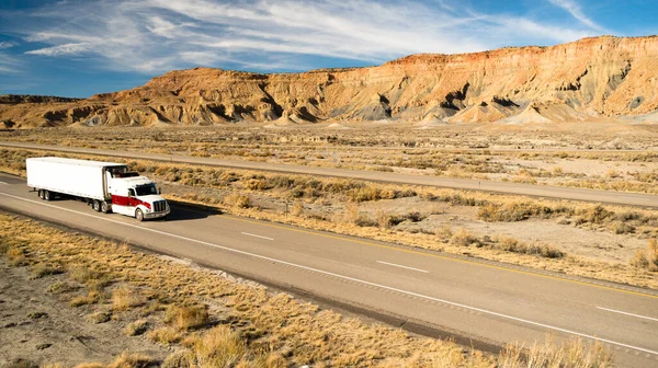 Trucker Przechodzi Autostrada Utah Jego Big Rig — Zdjęcie stockowe