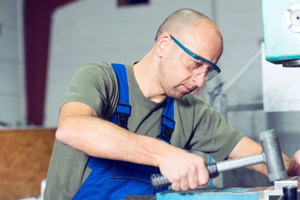 Operaio Fabbrica Con Martello Sul Banco Lavoro — Foto Stock