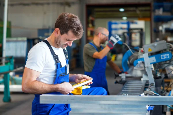 Due Operai Fabbrica Sulla Macchina — Foto Stock