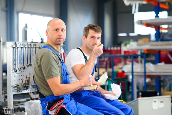 Two Worker Factory Have Break Work Bench — Stock Photo, Image