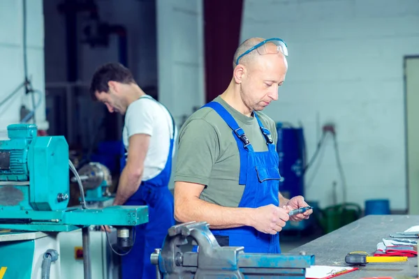 Two Worker Factory Work Bench — Stock Photo, Image