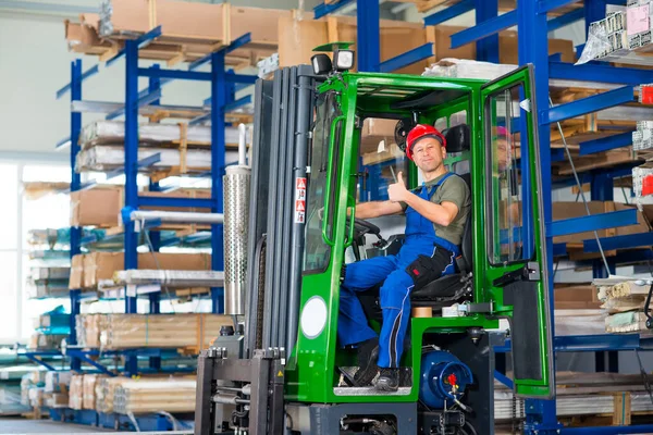 Ein Arbeiter Fabrik Gabelstapler Mit Erhobenem Daumen — Stockfoto