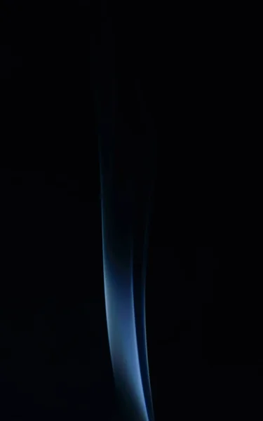 黒の背景に青い抽象的な煙アートのプルーム垂直方向のビュー — ストック写真
