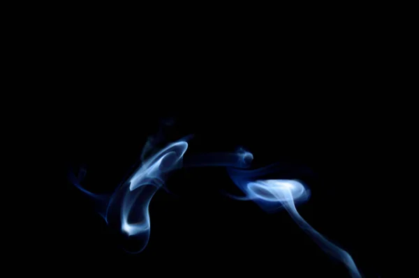 Синий Дымовой Шлейф Идущий Справа Налево Черном Фоне — стоковое фото