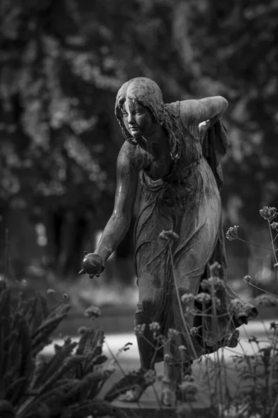 Una Statua Una Giovane Donna Cimitero — Foto Stock