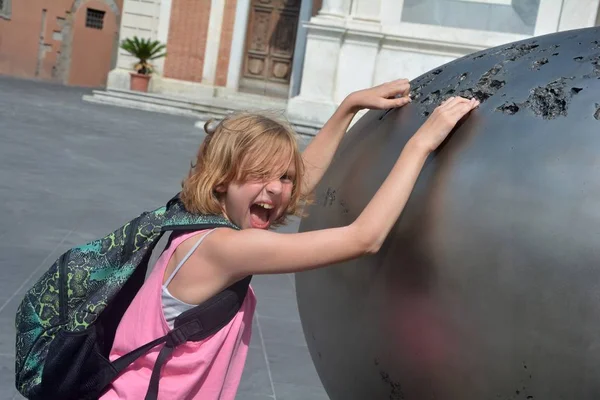 Girl Backpack Grasps Funny Screaming Work Art Piazza Dei Cavalieri — Stock Photo, Image