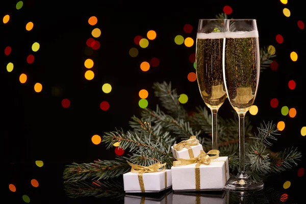 Deux Verres Avec Champange Branche Sapin Boîtes Cadeaux Sur Fond — Photo