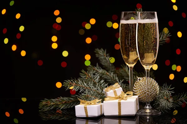 Deux Verres Avec Champange Branche Sapin Avec Décoration Boîtes Cadeaux — Photo