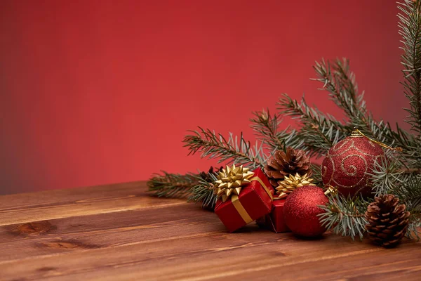 Δέντρο Κλαδί Διακόσμηση Κουτιά Δώρων Που Βρίσκονται Ξύλινο Τραπέζι Κόκκινο — Φωτογραφία Αρχείου