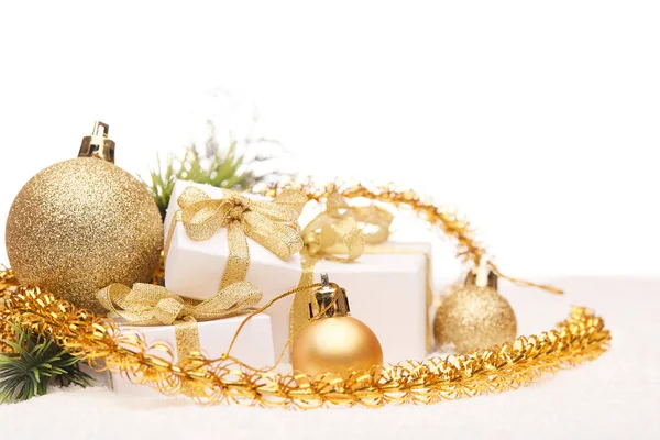 Karácsonyi Dekoráció Fenyőággal Ajándékdobozokkal Arany Golyókkal Virágfüzérekkel Fehér Alapon Újévi — Stock Fotó
