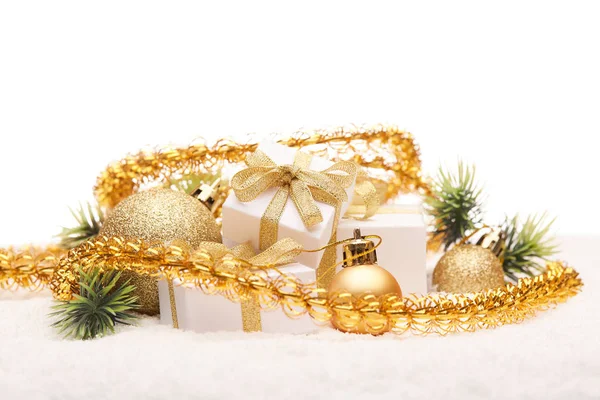 Різдвяні Прикраси Ялинковою Гілкою Подарункові Коробки Золоті Кулі Гірлянди Лежать — стокове фото