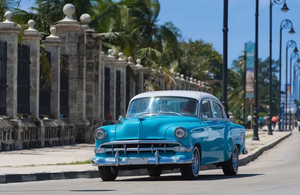 Clásico Chevrolet Americano Azul Cabalga Malecón Havana Cuba — Foto de Stock