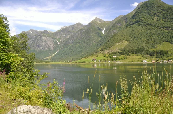 公路上的Vetlefjorden Zwichen Dragsvik和Ulvastad上的图像 — 图库照片