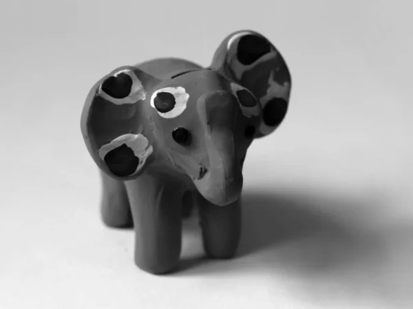 ピンク象のおもちゃの白黒写真 — ストック写真