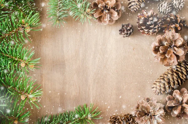 圣诞背景 在一个带有仿制空间的乡村木桌上的框架中的锥形和分枝冷杉树 顶部视图 复制空间 有选择的重点 雪的影响 — 图库照片