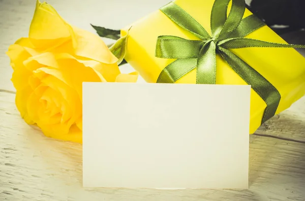 Día Madre San Valentín Concepto Cumpleaños Rosas Presentes Amarillas Con — Foto de Stock