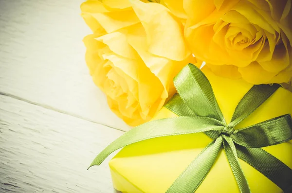 Día Madre San Valentín Concepto Cumpleaños Rosas Presentes Amarillas Sobre — Foto de Stock