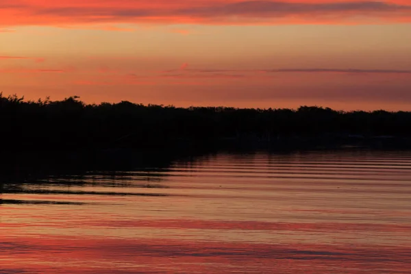 Reflektion Solnedgången Ljus Över Vatten Från Delta Del Italienska Panorama — Stockfoto