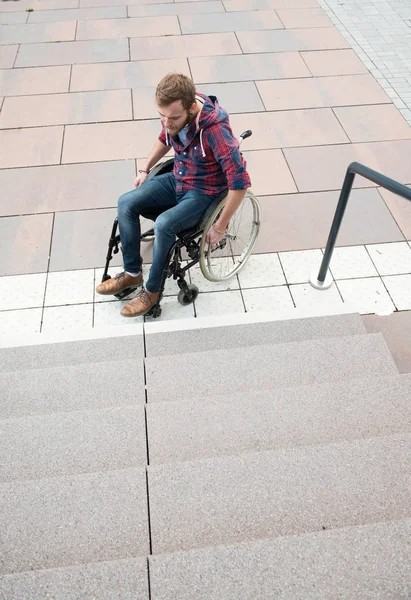 Mladý Zdravotně Postižený Muž Invalidním Vozíku Před Schody Shora — Stock fotografie