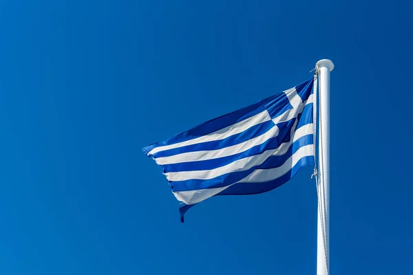 Staatsvlag Van Griekenland Tegen Blauwe Lucht — Stockfoto