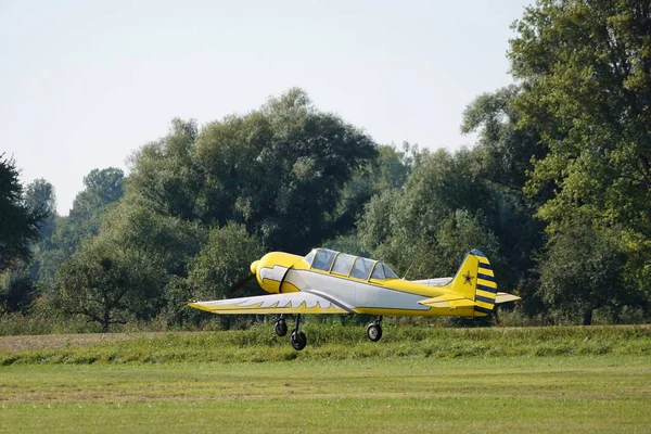 Lançamento Único Motor Amarelo Branco Velho Avião Desportivo — Fotografia de Stock