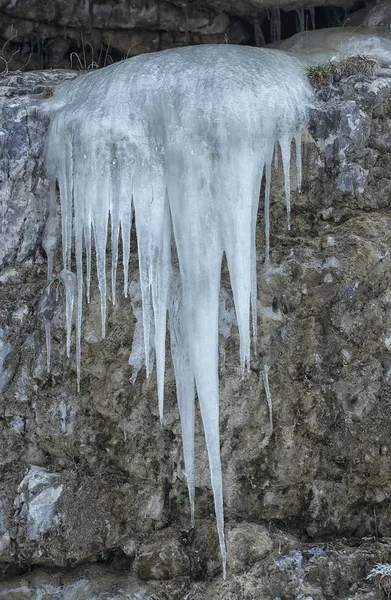 Jégcsapok Fagyott Vízesés Egy Sziklás Kanyonban — Stock Fotó