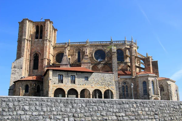 Церква Санта Марія Асунсьйон Castro Urdiales Cantabria Spain — стокове фото