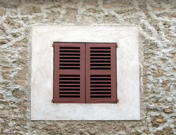 Fenêtre Avec Volets Bois Fermés Dans Mur Pierre Naturelle — Photo