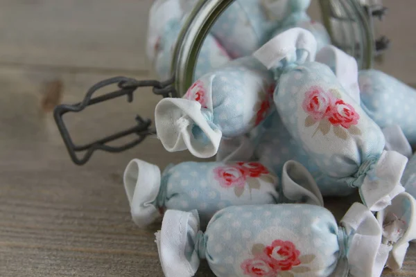 Dulces Hechos Tela Con Jarro Fondo Madera —  Fotos de Stock