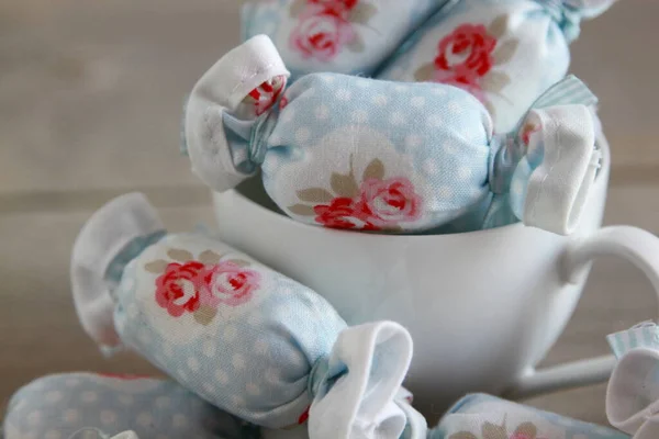 Bonbons Tissu Dans Une Tasse Café Blanc Fond Bois — Photo