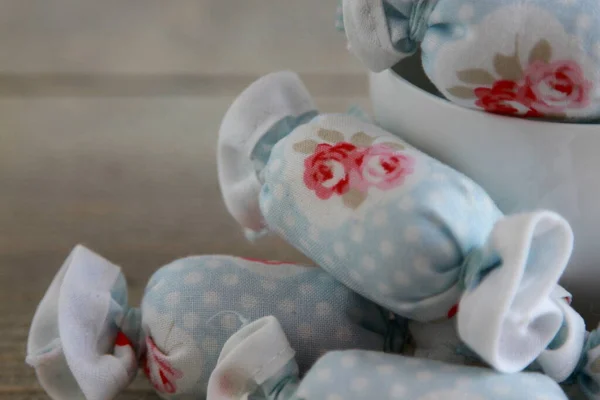 Bonbons Tissu Dans Une Tasse Café Blanc Fond Bois — Photo