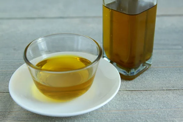 Olivenöl Glasschale Mit Flasche Auf Holzgrund — Stockfoto