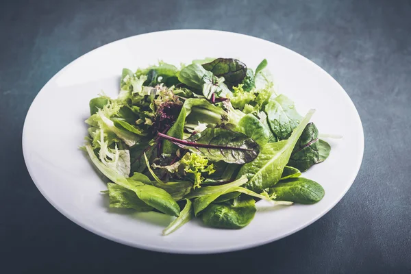 Salada Misturada Cru Uma Placa Sem Vestir — Fotografia de Stock