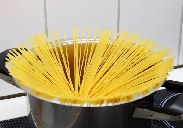Spaghettis Dans Une Casserole — Photo