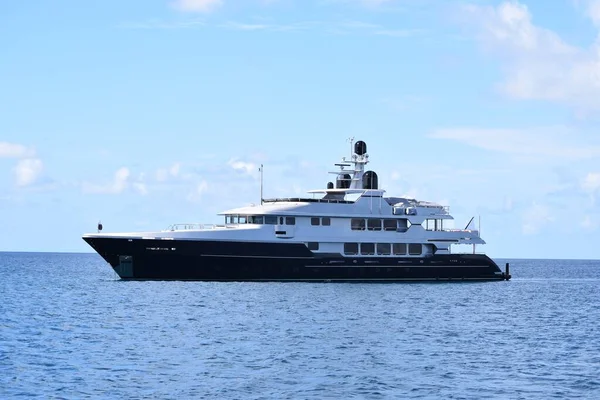 Yacht Exclusif Pleine Vitesse Mer Calme Ciel Nuageux Léger — Photo