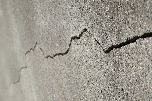 Struktur Einer Von Einem Riss Durchzogenen Betonwand —  Fotos de Stock