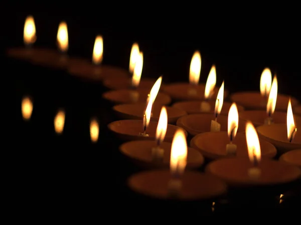 Farbfoto Von Angebot Lit Candles — Stockfoto