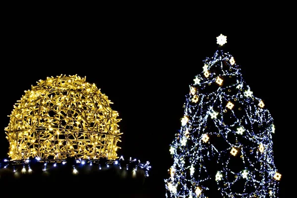 Der Weihnachtsbaum Auf Dem Stadtplatz Der Stadt — Stockfoto