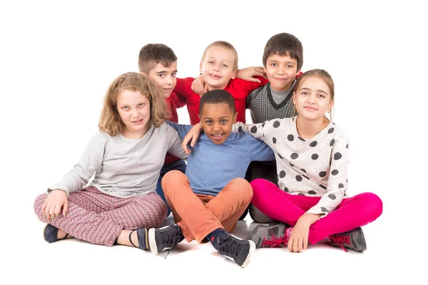 Grupa Szczęśliwych Dzieci Pozowanie Izolowane Kolorze Białym — Zdjęcie stockowe
