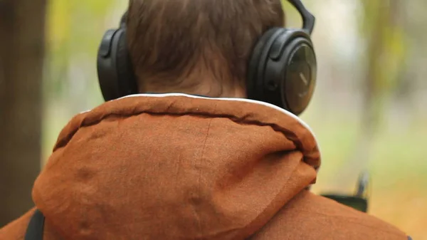 Πίσω Όψη Του Ανθρώπου Ακουστικά Κρατώντας Κινητό Έξυπνο Τηλέφωνο Εξωτερικούς — Φωτογραφία Αρχείου