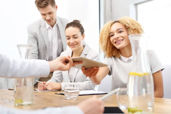 Lagarbete Med Projektet Teamet Diskuterar Affärsidéer Framgång Arbetet Tillfredsställelse Med — Stockfoto