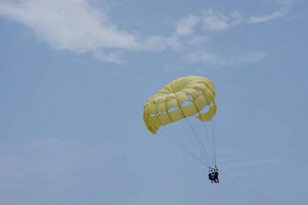 在天空中滑翔伞 — 图库照片