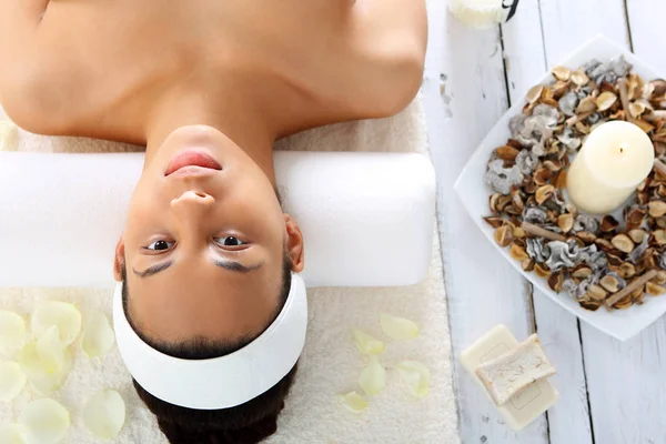 Aromaterapia Relajación Una Sala Bienestar Mujer Relajándose Spa Relajándose Meditando — Foto de Stock